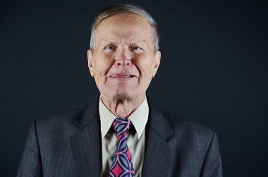 Duygusal eski işadamı portre siyah arka plan üzerine izole