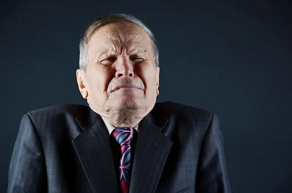 Emocional Viejo Retrato Hombre Negocios Aislado Sobre Fondo Negro —  Fotos de Stock