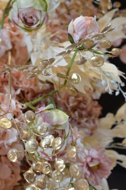 Çiçeklerle süslenmiş çiçek arkaplanı. Güzel rengarenk çiçek deseni yakın plan.