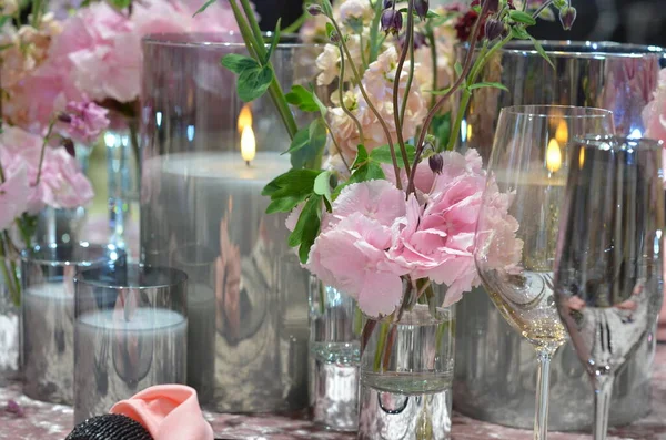 Vackert Dekorerat Bord Med Blomsterdekorationer Och Ljus Julafton Eller Bröllopsfest — Stockfoto