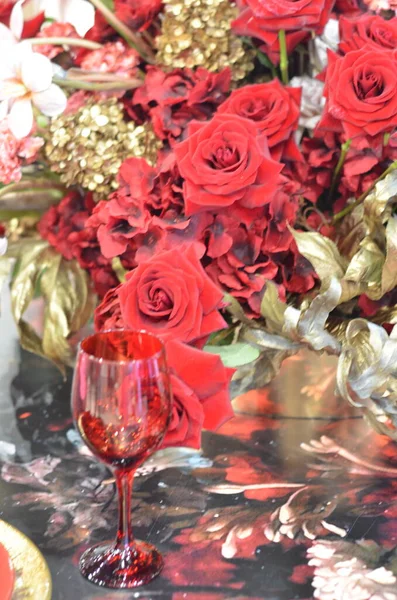 Piękny Urządzony Stół Czerwonymi Różami Dekoracji Dekoracja Weselna — Zdjęcie stockowe
