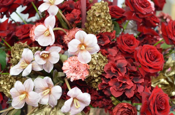 Bella Tavolo Decorato Con Rose Rosse Decorazioni Decorazione Festa Nozze — Foto Stock