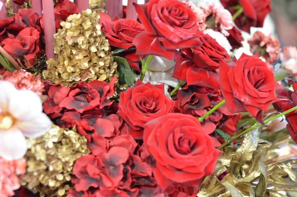 Όμορφο Διακοσμημένο Τραπέζι Κόκκινα Τριαντάφυλλα Διακόσμηση Γαμήλιων Πάρτυ — Φωτογραφία Αρχείου