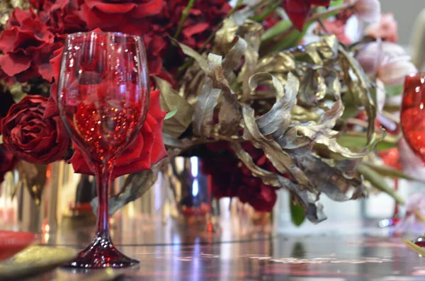 Table Mariage Décorée Roses Rouges — Photo