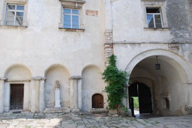 eski kalenin arka bahçesinde. kartpostal.