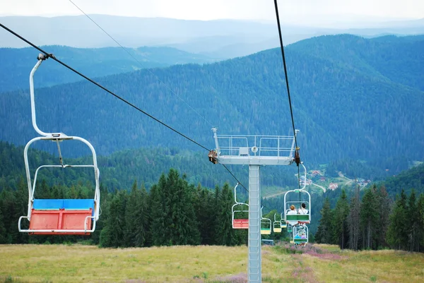 Elevador de esqui no topo da montanha no verão — Fotografia de Stock
