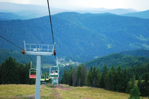 Yaz aylarında dağ tepesinde tarihinde teleferik — Stok fotoğraf