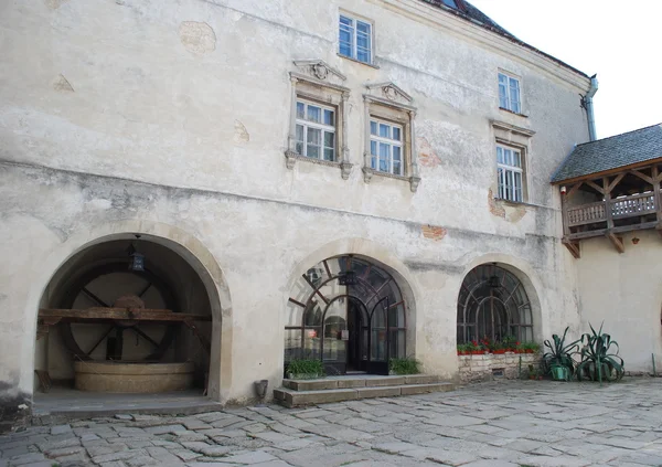 Cour arrière du Vieux Château. Carte postale . — Photo