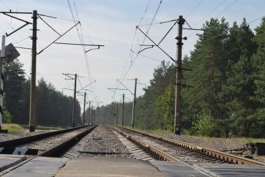 güç hatları blu gökyüzü karşı.