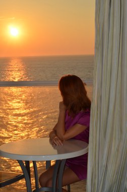 romantik deniz batımını kadın. genç kadın zevk Deniz Manzaralı