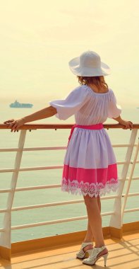 Demiryolu duran romantik giyimli kadın cruise liner güverte ve teknede, seyir arkadan görüntüleyin