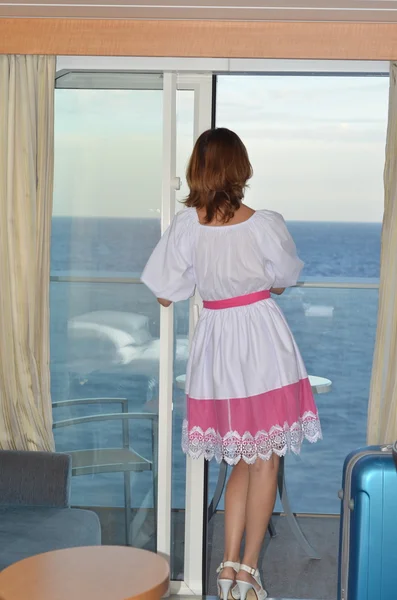 Vrouw op het dek van een cruise liner op zoek op zee. Kaukasische vrouw, achteraanzicht .cruise schip leven. reizen concept. — Stockfoto