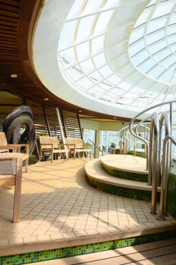 Girdap Jakuzi ahşap adımlar ve Havuzu. Cruise Gemi açık güverte