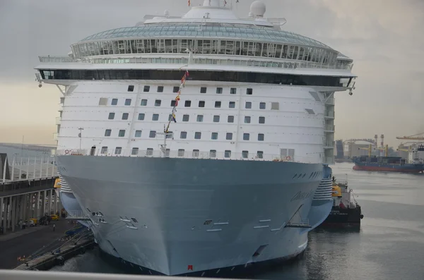 Kreuzfahrtschiff am Dock — Stockfoto