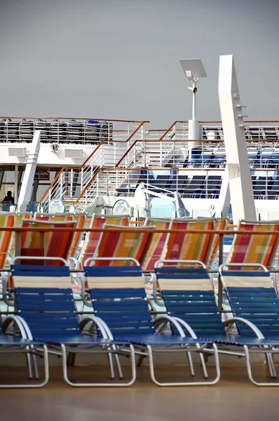 Sunbath chairs on cruise liner. Cruise ship open deck . Solarium. — Stock Photo, Image