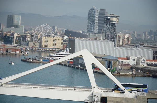 Most přes terminály křižník na barcelonský přístav. Španělsko — Stock fotografie