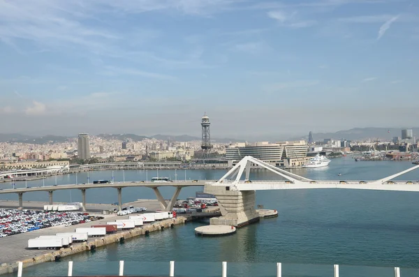 สะพานข้ามสถานีเรือลาดตระเวนที่ท่าเรือบาร์เซโลนา สเปน — ภาพถ่ายสต็อก