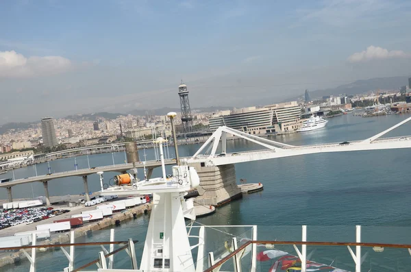 Bro över cruiser terminaler vid hamnen i Barcelona. Spanien — Stockfoto