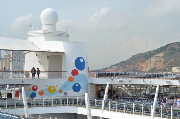 Buque de crucero y sillones de playa — Foto de Stock