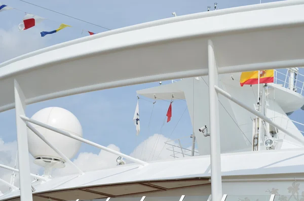 Kleurrijke signaal leeuwenvlaggetjes op een zeilboot — Stockfoto