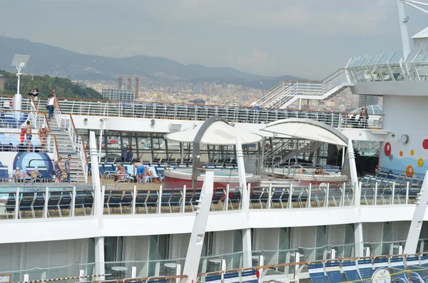 Passagiers op een dek van een cruiseschip — Stockfoto