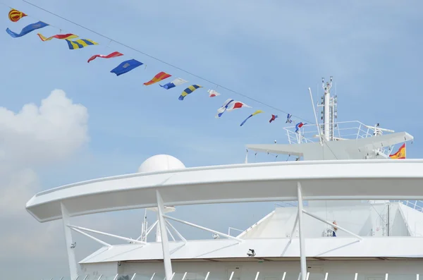 Kleurrijke signaal leeuwenvlaggetjes op een zeilboot — Stockfoto