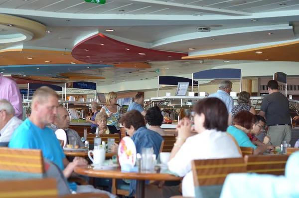 Passenges eten op Cruise ship — Stockfoto