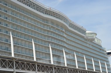 Mavi gökyüzü arka planda lüks Cruise Ship