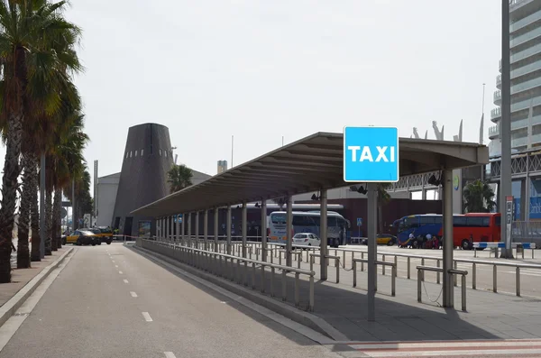 Taxin stannar vid passagerarterminalen i Barcelona, Spanien. — Stockfoto