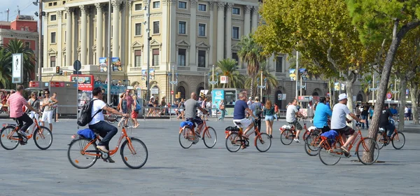 Turistas en bicicleta en Barcelona, Cataluña, España — Foto de Stock