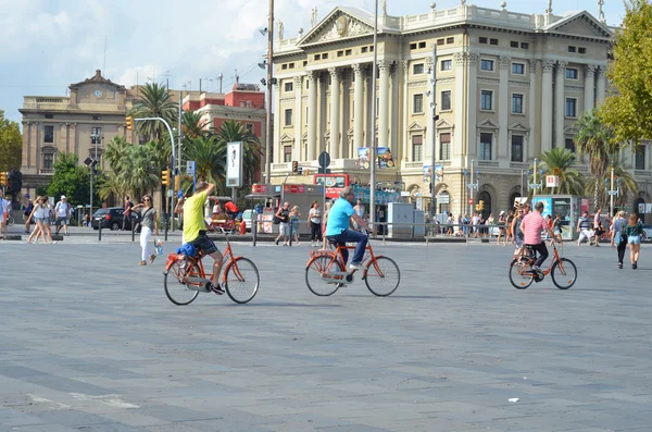 นักท่องเที่ยวขี่จักรยานในบาร์เซโลนา คาตาโลเนีย สเปน — ภาพถ่ายสต็อก