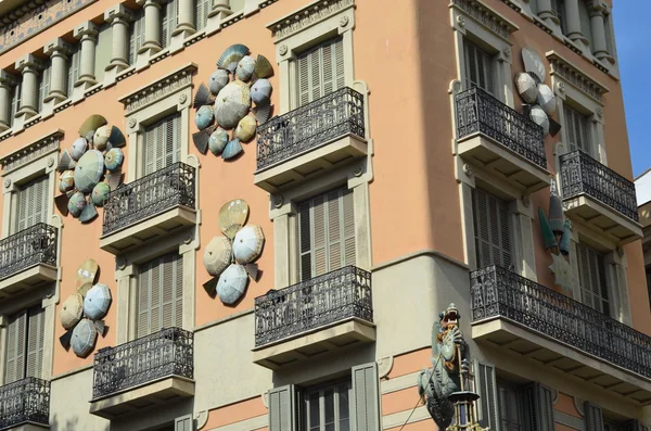 Arquitectura en la calle La Rambla, edificio con sombrillas en las paredes de Barcelona, España —  Fotos de Stock