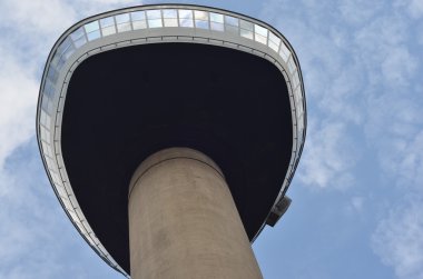 Euromast kule mavi gökyüzü karşı. Bir dönüm noktası, Rotterdam, Hollanda