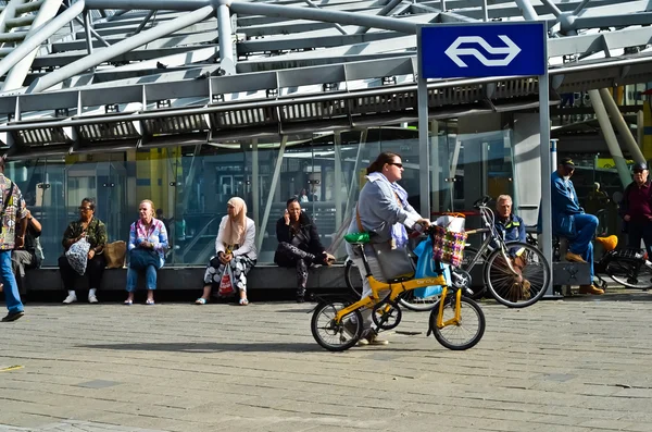 Велосипед припаркован на улице в Роттердаме, Нидерланды — стоковое фото