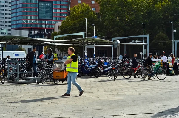 Bicicleta aparcada en la calle en Rotterdam, Países Bajos — Foto de Stock