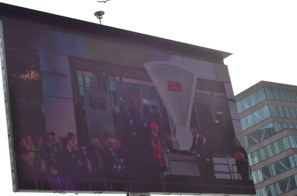 Rotterdam, Hollanda ' 01 Ekim 2014 açılış tören-in yeni Markthal. büyük sokak tv ekranında — Stok fotoğraf