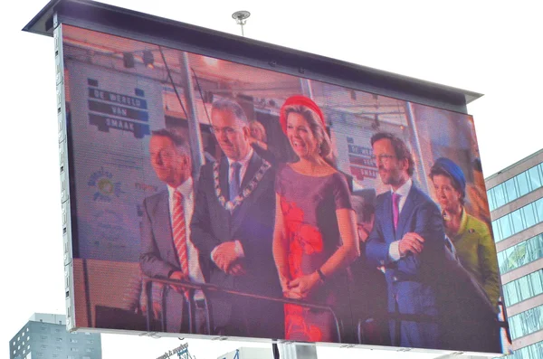 Ceremonia de apertura del nuevo Markthal el 01 de octubre de 2014 en Rotterdam, Países Bajos. en la pantalla de televisión de calle grande —  Fotos de Stock