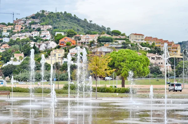 Praça com jatos de fonte — Fotografia de Stock