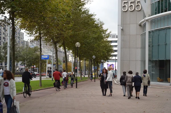 Turister och lokalbefolkning i centrala Rotterdam, Holland — Stockfoto