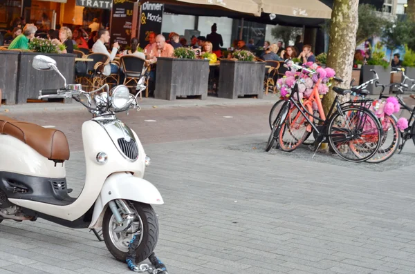 Personnes assises sur une terrasse devant un café amsterdam — Photo