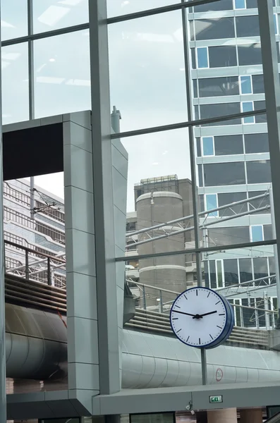 Ein Detail eines Wolkenkratzers Geschäftsgebäude Fenster — Stockfoto