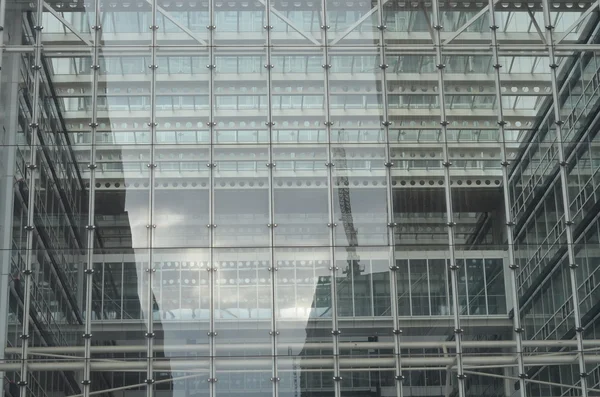 Деталь окна высотного делового здания — стоковое фото