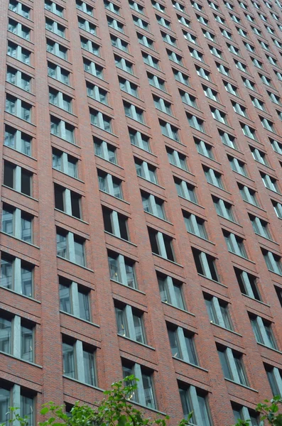Un détail d'un gratte-ciel fenêtres de bâtiment d'affaires — Photo