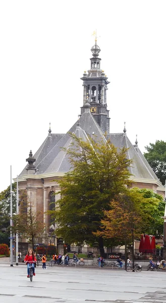 Вежа з годинником в Старому місті Гаага — стокове фото