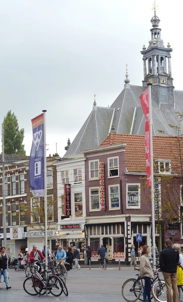 A torre do relógio na cidade velha de Den Haag — Fotografia de Stock