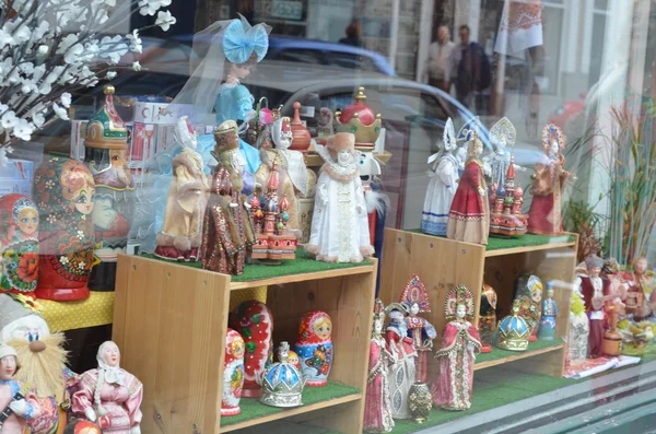 Poupées russes colorées, Matryoshkas exposés. Boutique de souvenirs et cadeaux russes — Photo