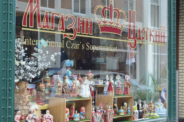 Kolorowe lalki rosyjskim, Matryoshkas na wyświetlaczu. Rosyjski sklep z upominkami i pamiątkami — Zdjęcie stockowe