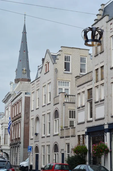 Fachada de una iglesia y casas en Holanda — Foto de Stock