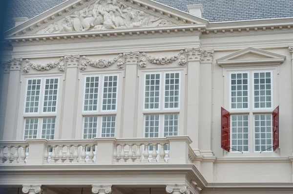 Palacio real en la ciudad Den Haag, Países Bajos — Foto de Stock