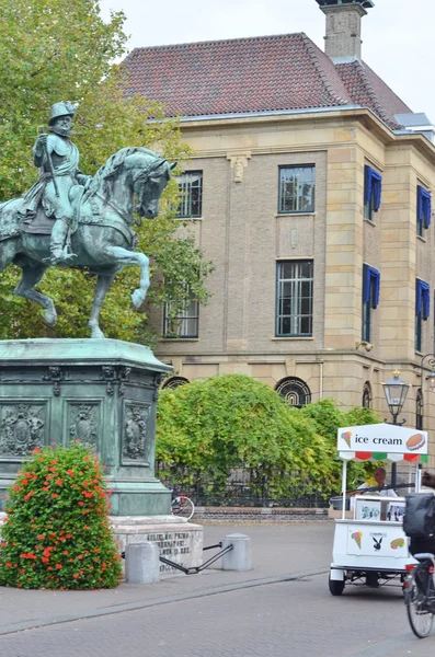 Statyn framför slottet av den nederländska drottningen i Haag, Holland — Stockfoto